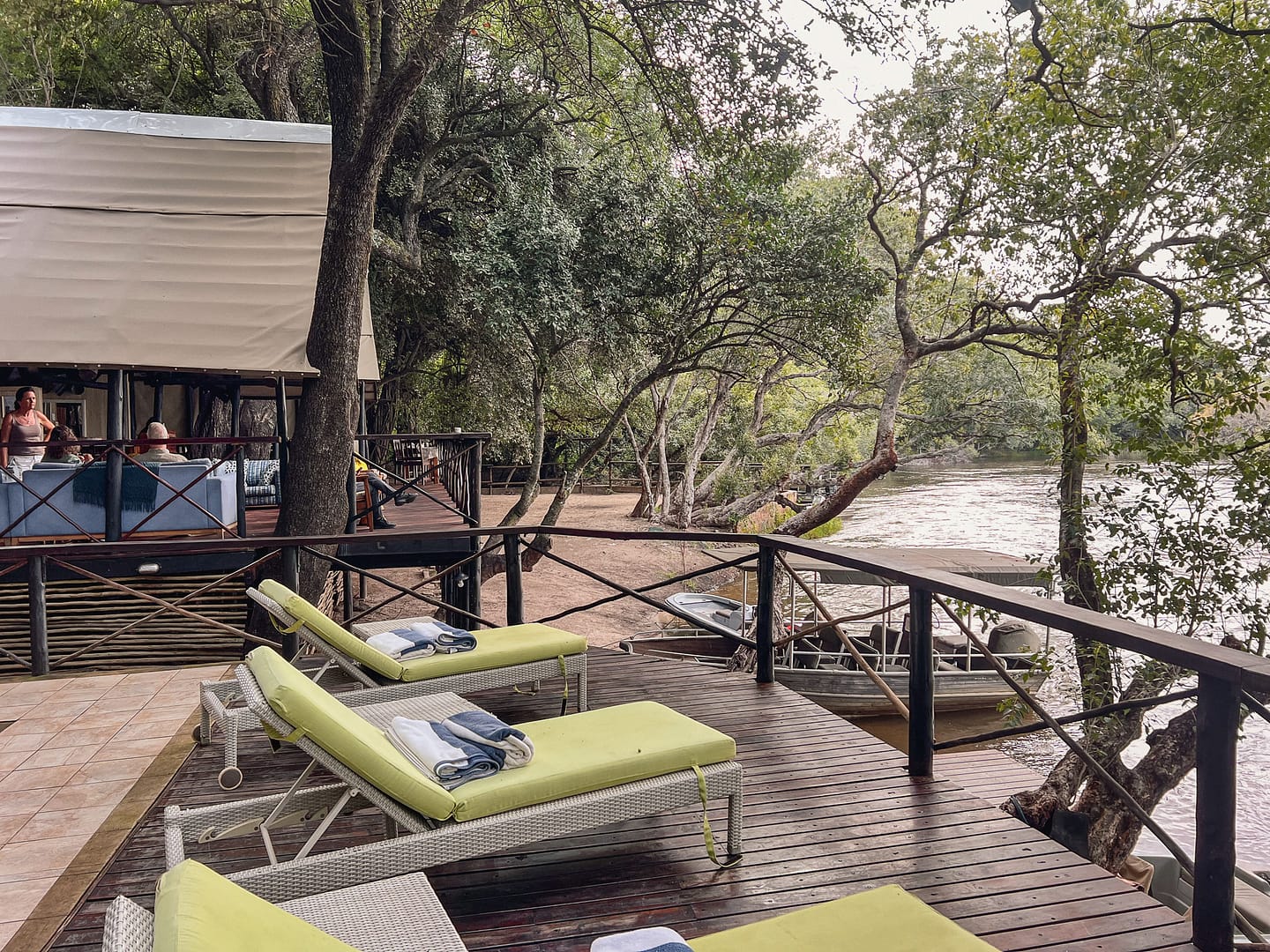 Ichingo Lodge Namibia, sunbeds with river view