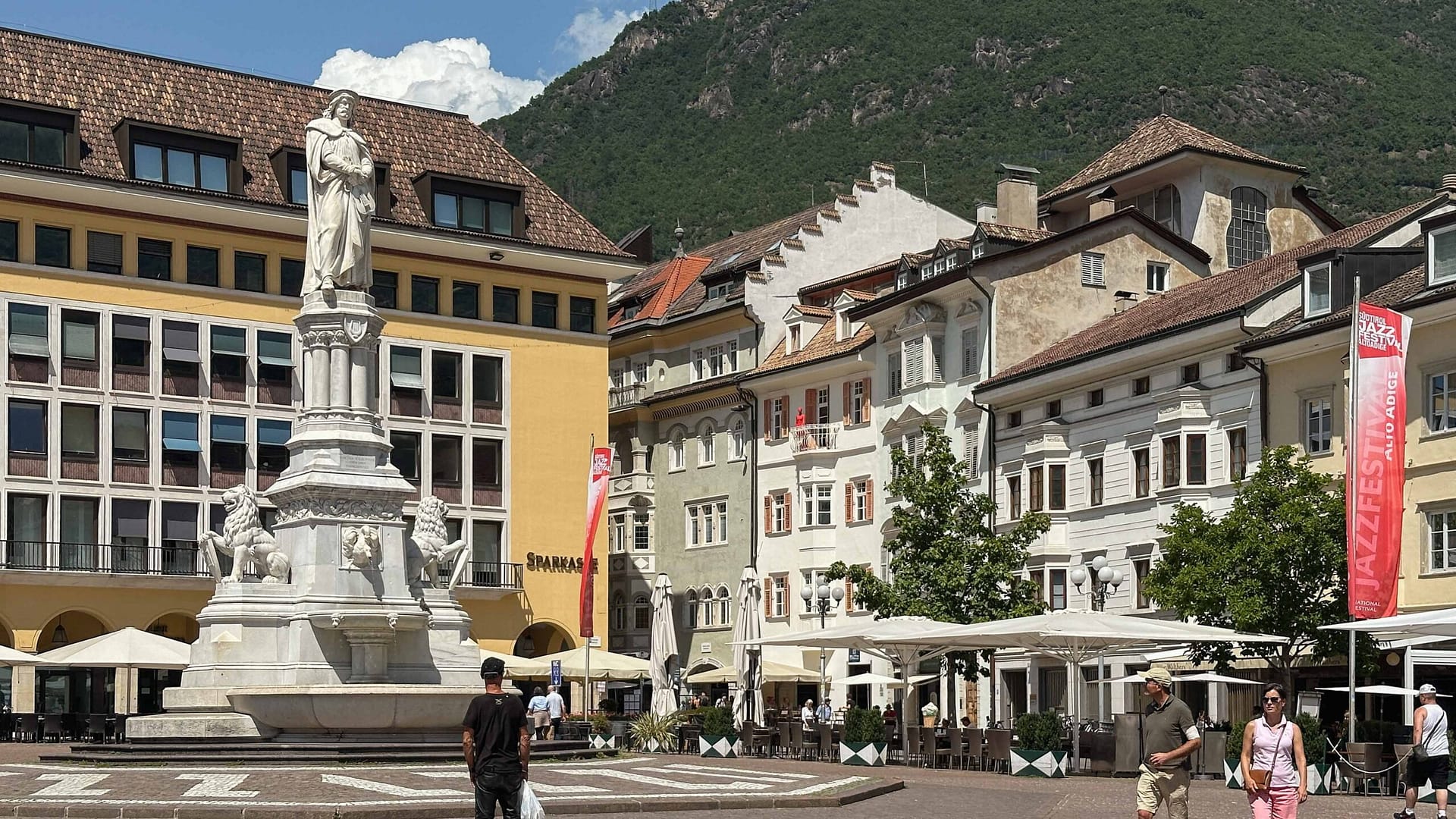 Waltherplatz in Bozen mit Bergen im Hintergrund. Waltherplatz in Bolzano with mountains in the background