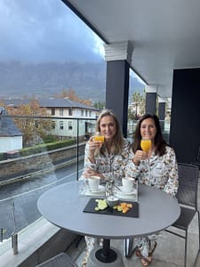 Cloud 9 Hotel in Kapstadt, Hotel Cape Town. Two women in a balcony in Cape Town