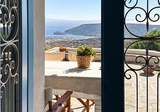 Blick auf Gavrio, Andros. View over Gavrio Andros . Ferienhaus auf Andros
