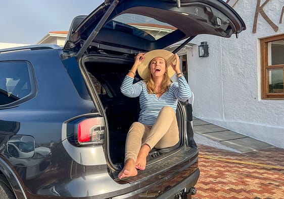Lady sitting in the boot of a Ford Ranger in front of a resturant in Melkbosstrand