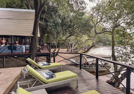 Ichingo Lodge Namibia, sunbeds with river view