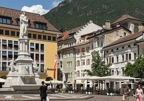 Waltherplatz in Bozen mit Bergen im Hintergrund. Waltherplatz in Bolzano with mountains in the background