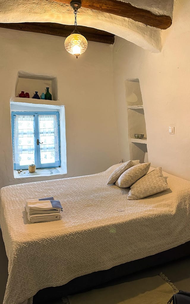 bedroom in Greek villa on Andros. Schlafzimmer Ferienhaus auf Andros