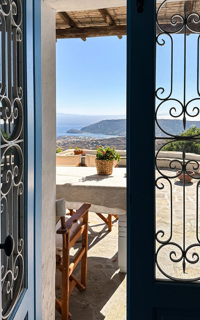 Blick auf Gavrio, Andros. View over Gavrio Andros . Ferienhaus auf Andros