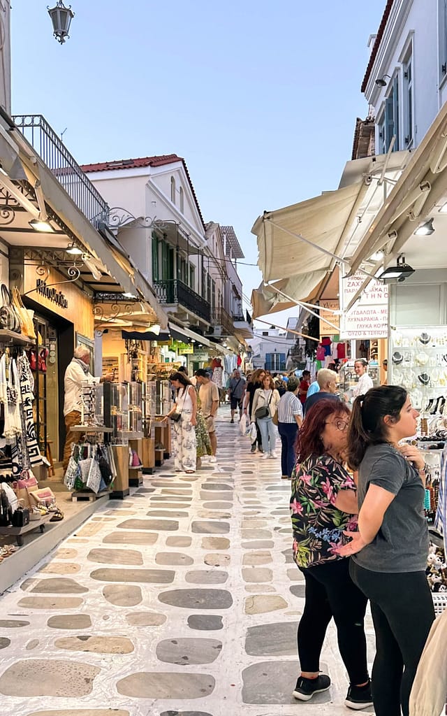 Tinos Chora shopping street, shops in Greece. Geheimtipp Kykladen