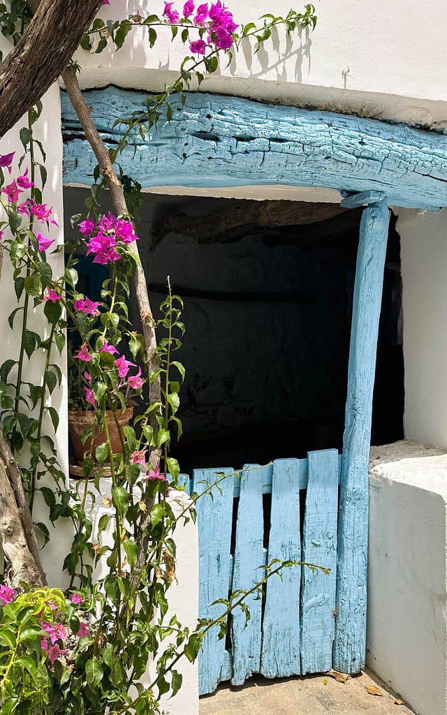 Volax door, blue door. Blaue Türe in Volax, Griechenland