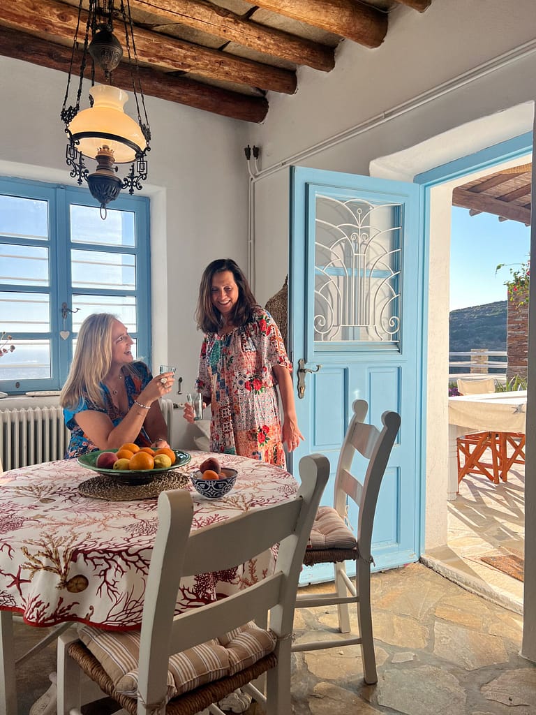 Villa Thimari, two women in a kitchen, Greece, zwei Frauen in einer Küche in Ferienhaus auf Andros in Griechenland