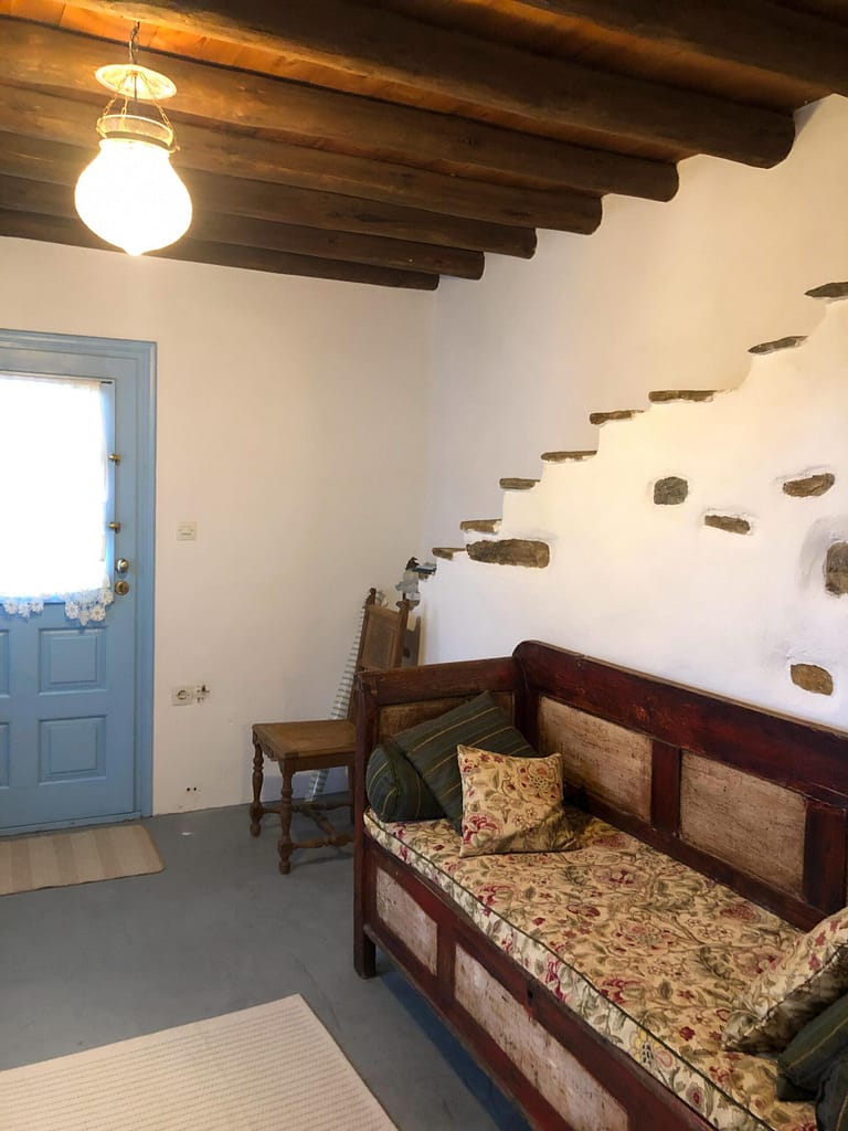 room with blue door in greece. Ankleidezimmer Ferienhaus auf Andros