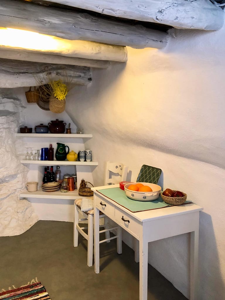 A little kitchen in a cottage on Andros. Küche Ferienhaus auf Andros