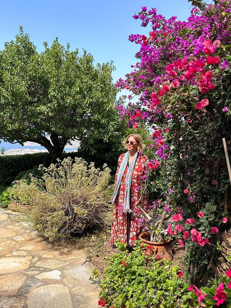 Garden Villa Thimari, Andros. Lady in garden. Garten Ferienhaus auf Andros