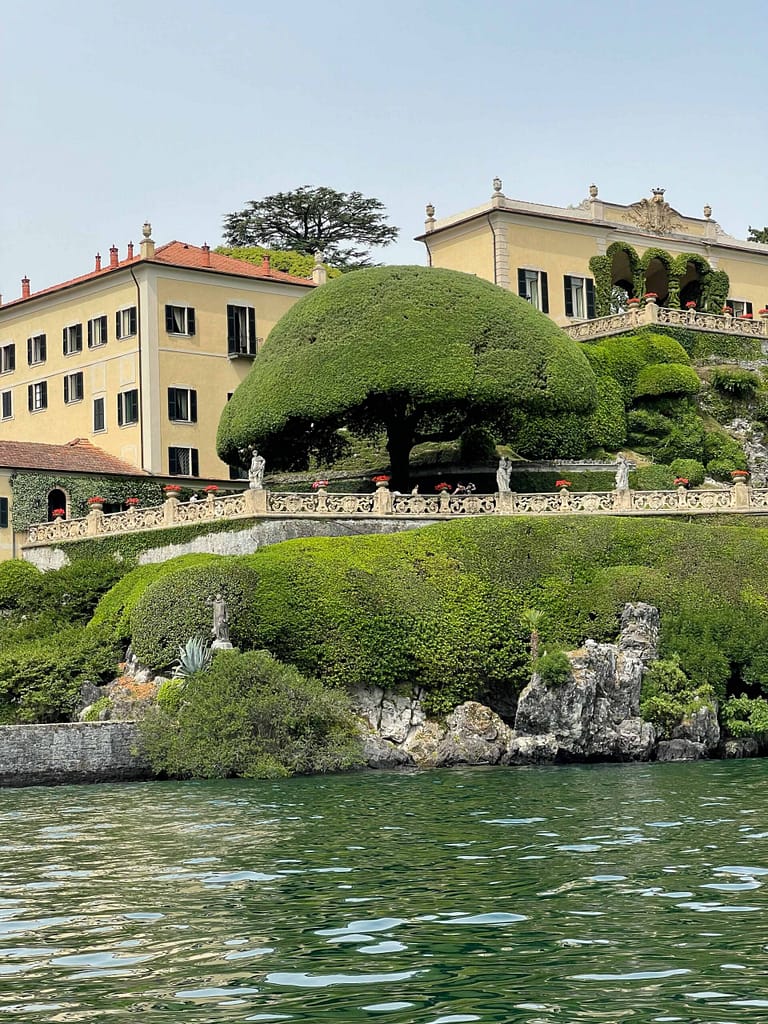 Villa del Balbianello vom Wasser. Villa Balbianello from the water