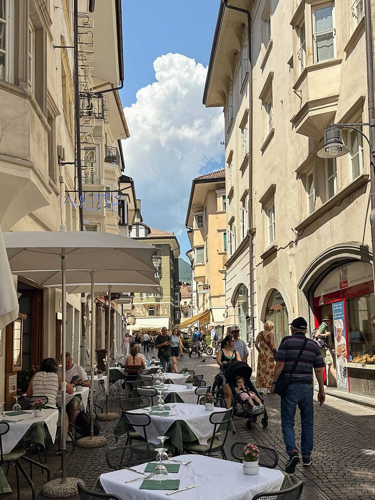 Alley in Bolzano, Italy. Gasse in Bozen, Italien