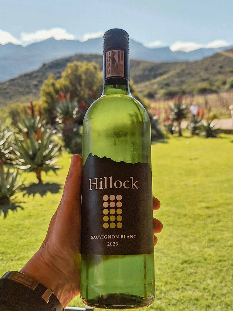 Bottle of Hillcock Wines Klein Karoo with mountain range in the background. Flasche Hillcock Wein mit Bergen im Hintergrund