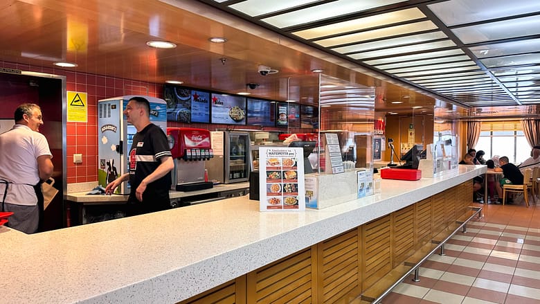 Ferry Restaurant, Blue Star Ferry. Restaurant auf griechischer Fähre