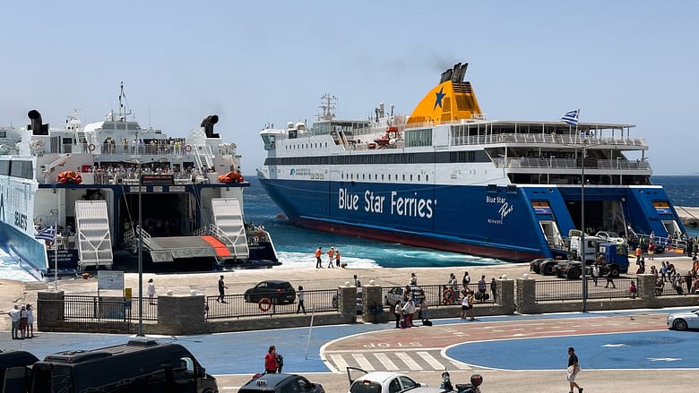 Ferry harbour in Tinos. Fährhafen mit griechischer Fähre