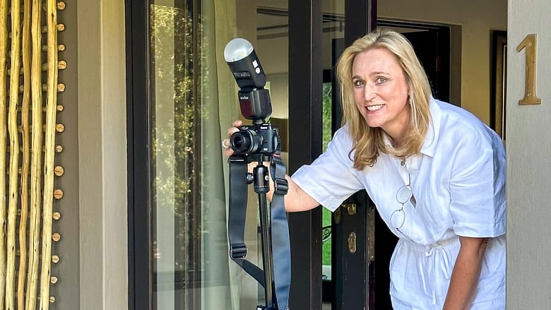 woman with camera. How to start a successful travel blog. Wie man einen Reiseblog startet