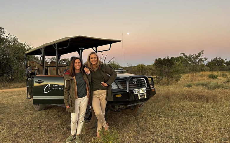 game lodge safari vehicle, game drive, safari. Big 5 Game Reserve South Africa. Big 5 Wildreservat Südafrika