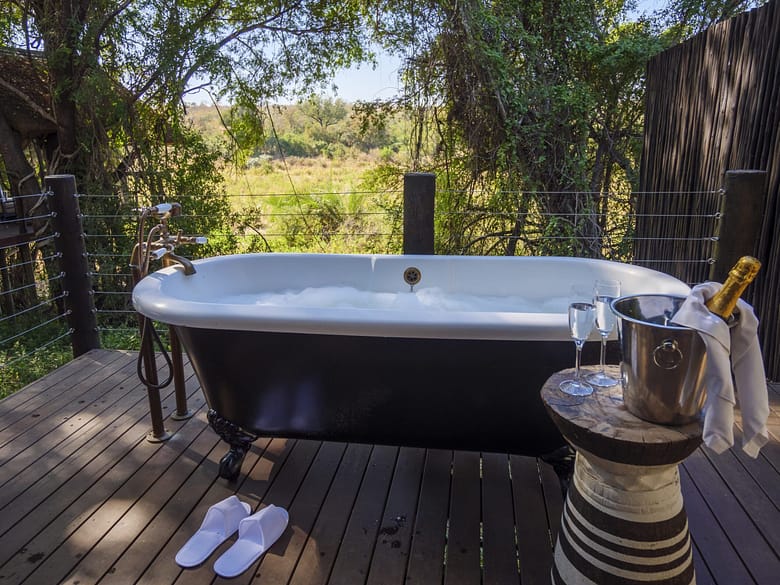 Bath tub on an open deck in the Kruger National park - Private lodge exterior bathtub
