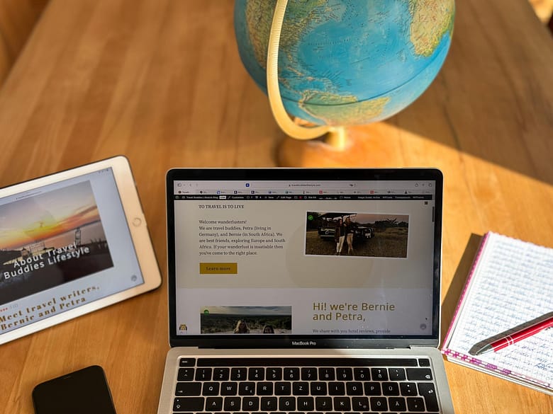 laptop, ipad, iphone, globe. workspace. remote working. Starting a travel blog. Wie startet man einen Reiseblog