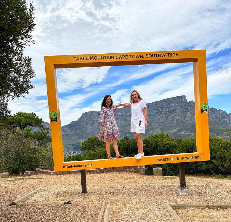 Two women in front of table mountain. Group tour south africa. Gruppenreise Südafrika Frauen