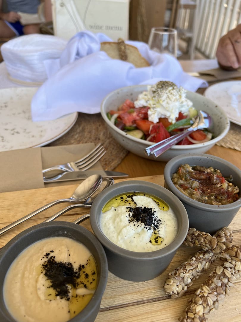 Best Milos restaurant, Sirocco next to Milos Deluxe Rooms serving the freshest fish and Greek delicacies